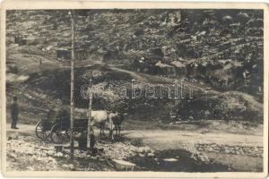 Vízszállítás ökrökkel a tábori pékségbe (Divisions-Bäckerei), amit meredek sziklák védenek gránátoktól / WWI Austro-Hungarian K.u.K. military camps bakery water transport with ox carts. photo (EK)