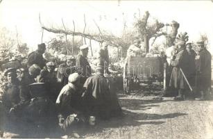 Tábori konyha ellátás a hadifoglyoknak / WWI Austro-Hungarian K.u.K. military field kitchen feeds the POWs (prisoners of war). photo (EK)