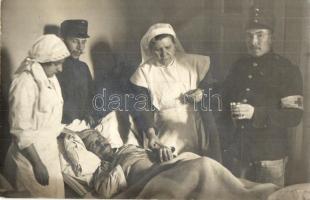 Beteg katona ellátása a tábori kórházban, ápolók és szanitécek / WWI Austro-Hungarian K.u.K. military field hospital, ill soldier's treatment with nurses and medics. photo