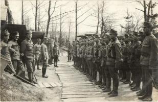 34. gyalogezred törzs telefonosok parancskiadása, Walleshausen főhadnagy / WWI Austro-Hungarian K.u.K. military Lieutenant commands the telephone section soldiers. photo