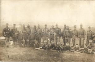 1917 Osztrák-magyar géppuska osztag gyakorlat után / WWI Austro-Hungarian K.u.K. military machine gun squad after practice. photo