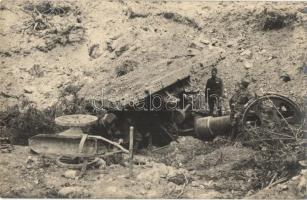 Osztrák-magyar katonák egy mozsárágyú mellett a megsemmisítése után / WWI Austro-Hungarian K.u.K. military soldiers next to a destroyed mortar cannon. photo