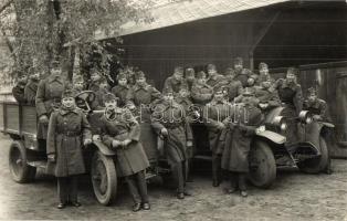 Magyar gépkocsizó osztag. Schäffer udv. fényképész felvétele / WWII Hungarian motorized unit with vehicles. photo
