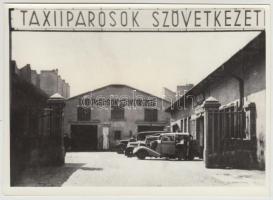 cca 1929-1950 Budapest IX., A Taxiiparosok Szövetkezetének telephelye, és taxikról készült fotó (tankolás, taxi és sofőrje), 3 db későbbi sajtófotó, 13x18 cm