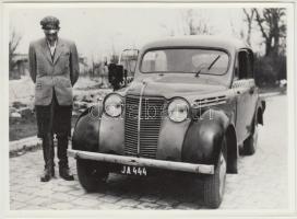 cca 1929-1950 Budapest IX., A Taxiiparosok Szövetkezetének telephelye, és taxikról készült fotó (tan...