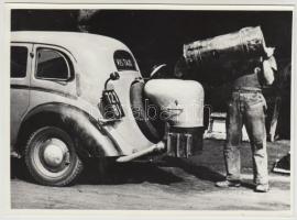 cca 1929-1950 Budapest IX., A Taxiiparosok Szövetkezetének telephelye, és taxikról készült fotó (tan...