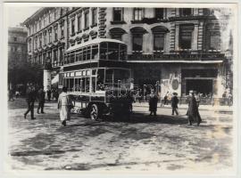 cca 1921-1931 Budapest, 1-es vagy 11-es busz az Oktogonon, későbbi sajtófotó, foltos, 13x18 cm
