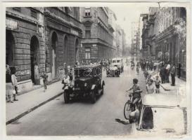 cca 1950 Budapest VII., Csengery utca régi automobilokkal, fotó, felülete foltos, 13x18 cm