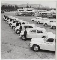 cca 1960 Budapest, Új taxik a telephelyen, háttérben MÁVAUT buszokkal, 2 db sajtófotó, 18x13 cm