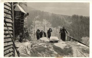 Tiszaborkút, Kvaszi; Mencsul, a Magyar Cserkészszövetség Kárpátaljai Menedékháza, síelők. Kolozsváry Béla felvétele / rest house of Hungarian Scout Association of Transcarpathia, skiers (EK)