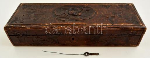 Faragott kesztyűtartó fa doboz, kulccsal, női bőr kesztyűvel (piszkos), 32×10,5 cm, h:42 cm ( kesztyű)