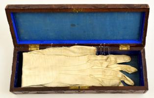 Faragott kesztyűtartó fa doboz, kulccsal, női bőr kesztyűvel (piszkos), 32×10,5 cm, h:42 cm ( keszty...