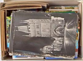 Egy doboznyi modern városképes és motívumlap / A box of modern town-view postcards and motive cards