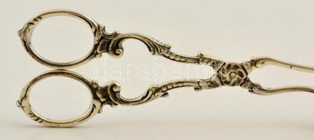 Ezüst tortacsipesz, puttós díszítéssel. Jelzett./ Silver cake pin 72,5 g