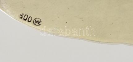 Ezüst tortacsipesz, puttós díszítéssel. Jelzett./ Silver cake pin 72,5 g