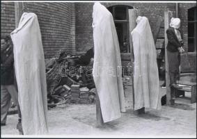 1945 Budapest, háborús bűnösök nyilvános kivégzése a börtönük udvarán, vintage negatívokról készült,...