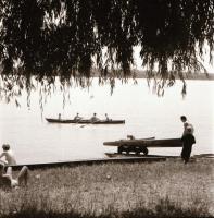 1968 Budapest, nyári fotóriport a Római parton (fürdőzők, vízi rendőrök, stb) és a lépcsős Dunaparto...