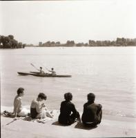 1968 Budapest, nyári fotóriport a Római parton (fürdőzők, vízi rendőrök, stb) és a lépcsős Dunaparto...