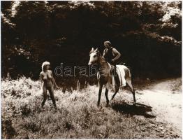 cca 1977 Privát történetek, 4 db jelzés nélküli vintage fotó Menesdorfer Lajos (1941-2005) budapesti...