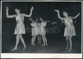 1962 Mozdulaművészeti kompozíciók, 3 db vintage fotó Tiszavölgyi József (1909-?) fotóriporter hagyat...