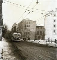 Autóbuszokat ábrázoló felvételek, 10 db szabadon felhasználható vintage negatív, 6x6 cm és 6x9 cm