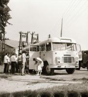 Autóbuszokat ábrázoló felvételek, 10 db szabadon felhasználható vintage negatív, 6x6 cm és 6x9 cm