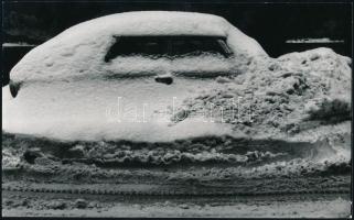 cca 1965 Az első hó, autókra komponálva, 4 db vintage fotó, három jelzett, 18x24 cm és 15x24 cm