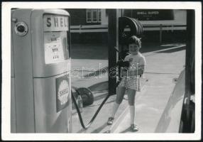 Benzinkutak, 2 db fotó, a kisebb külföldön készült, a nagyobb Bács-Kiskun megyében 1935 körül, 9x13 ...