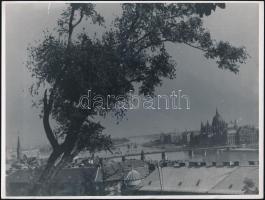 cca 1954 Budapest, Kossuth híd ábrázolások, 2 db vintage fotó + hozzáadva 1 db képeslapot, 14x9 cm é...