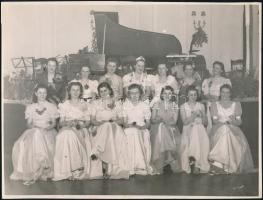 cca 1936 Báli ruhák divatja, 4 db vintage fotó, három jelzett, 18x23 cm