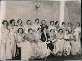 cca 1936 Báli ruhák divatja, 4 db vintage fotó, három jelzett, 18x23 cm