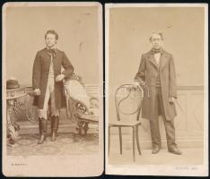 cca 1862 Férfiak divatja, 2 db vizitkártya méretű fénykép, az egyik feliratozva, 10,5x6 cm