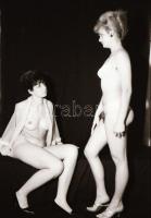 cca 1969 Barátnők pasi nélkül, szolidan erotikus felvételek, 8 db vintage negatív, 24x36 mm