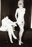 cca 1969 Barátnők pasi nélkül, szolidan erotikus felvételek, 8 db vintage negatív, 24x36 mm