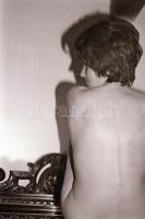 cca 1975 Kint is, bent is, szolidan erotikus felvételek, 38 db vintage negatív, 24x36 mm