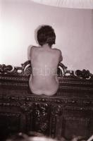 cca 1975 Kint is, bent is, szolidan erotikus felvételek, 38 db vintage negatív, 24x36 mm