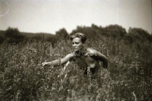 cca 1975 Kint is, bent is, szolidan erotikus felvételek, 38 db vintage negatív, 24x36 mm