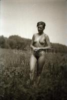 cca 1975 Kint is, bent is, szolidan erotikus felvételek, 38 db vintage negatív, 24x36 mm