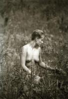 cca 1975 Kint is, bent is, szolidan erotikus felvételek, 38 db vintage negatív, 24x36 mm