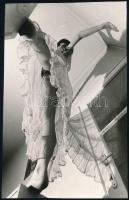 cca 1973 Jelzés nélküli, szolidan erotikus, vintage fényképek, 4 db fotó, 15x23 cm és 18x7 cm között