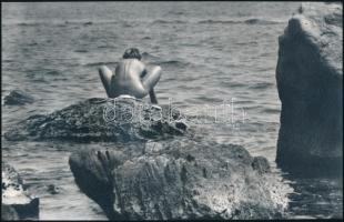 cca 1973 Jelzés nélküli, szolidan erotikus, vintage fényképek, 4 db fotó, 15x23 cm és 18x7 cm között