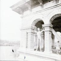 cca 1982 Ruha nélkül szabadon, szolidan erotikus felvételek, 13 db vintage negatív, 6x6 cm