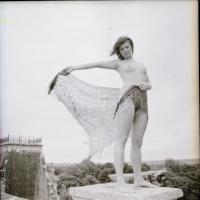 cca 1982 Ruha nélkül szabadon, szolidan erotikus felvételek, 13 db vintage negatív, 6x6 cm