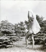 cca 1984 Akt fotózásokon készült 13 db vintage negatív, 6x6 cm