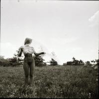 cca 1984 Akt fotózásokon készült 13 db vintage negatív, 6x6 cm