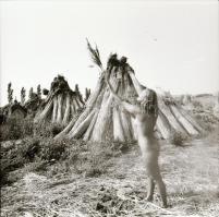 1979 Pákozd feliratú negatívtartó tasakban 12 db szolidan erotikus felvétel egy kévekötő leányról, 1...