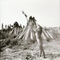 1979 Pákozd feliratú negatívtartó tasakban 12 db szolidan erotikus felvétel egy kévekötő leányról, 1...