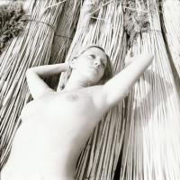 1979 Pákozd feliratú negatívtartó tasakban 12 db szolidan erotikus felvétel egy kévekötő leányról, 1...