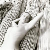 1979 Pákozd feliratú negatívtartó tasakban 12 db szolidan erotikus felvétel egy kévekötő leányról, 1...