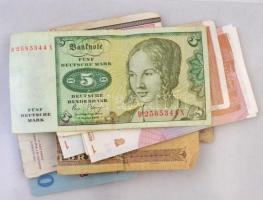 Vegyes magyar és külföldi fémpénz tétel ~1,5kg-os súlyban, mellette 10db külföldi bankjegy, közte NS...